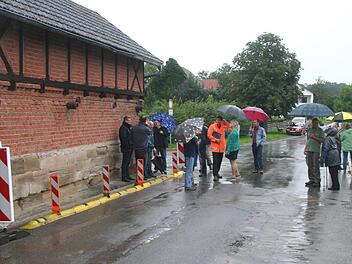 Bei einem Ortstermin stellten sich die Gemeinderäte von Meeder in die enge Ortsdurchfahrt von Kösfeld, um sich der Problematik bewusst zu werden. Foto: Martin Rebhan