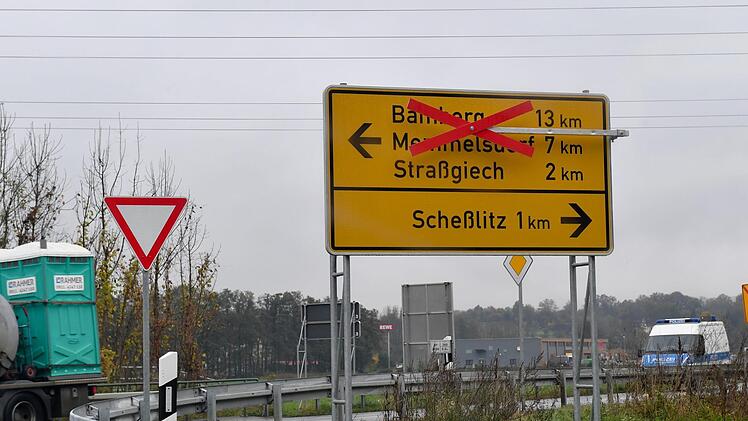Schild nach  Köttensdorf weist auf die Sperrung in Straßgiech hin.  Foto: Ronald Rinklef