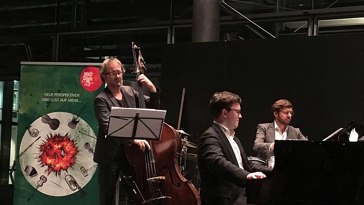 Jazzabend bei den Musikfreunden: Mini Schulz, Frank Dupree und Obi Jenne (von links) gastierten im HUK-Foyer auf der Bertelsdorfer Höhe.Foto: Jochen Berger