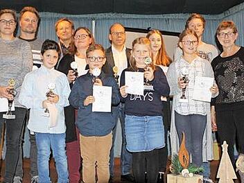 Die Vereinsmeister des Schwimmvereins Kronach mit Vorsitzender Eva-Maria von Nordheim (rechts) und Zweiten Vorsitzenden Markus Albrecht (Vierter von links)  Foto: Michael Wunder