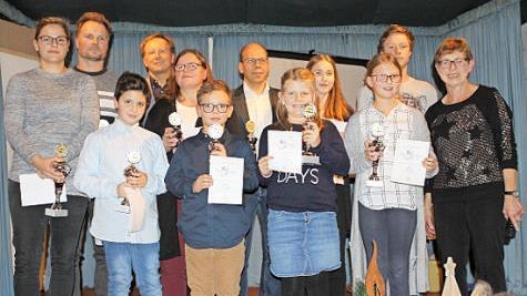 Die Vereinsmeister des Schwimmvereins Kronach mit Vorsitzender Eva-Maria von Nordheim (rechts) und Zweiten Vorsitzenden Markus Albrecht (Vierter von links)  Foto: Michael Wunder