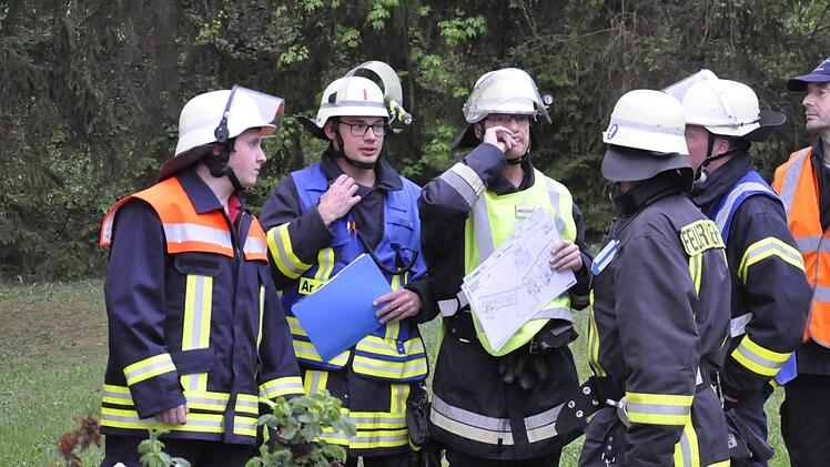 Kurze Abstimmung der Einsatzleitung mit den Gruppenführern über das Vorgehen.Foto: Peter Klopf
