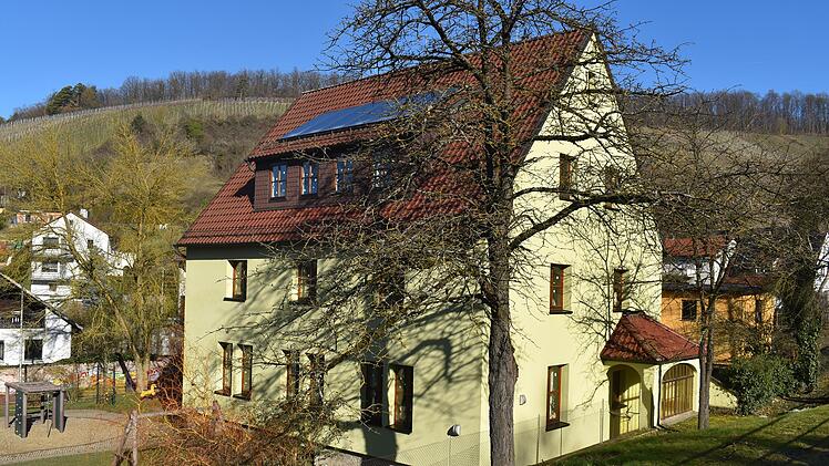 Ein dringend benötigter Notausgang und Rettungsweg aus dem 1. Stock auf der Rückseite des Kindergartens in Ramsthal wurde bislang nicht realisiert.