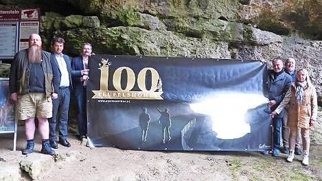 Vor dem Eingangsbereich der Höhle wurde das Werbebanner anlässlich des Jubiäums präsentiert.