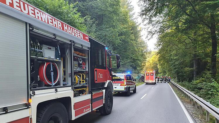 Das neue Löschfahrzeug musste sich schon vielfach bewähren: Hier bei einem umgekippten Traktor-Gespannt auf der Straße zum Klaushof.