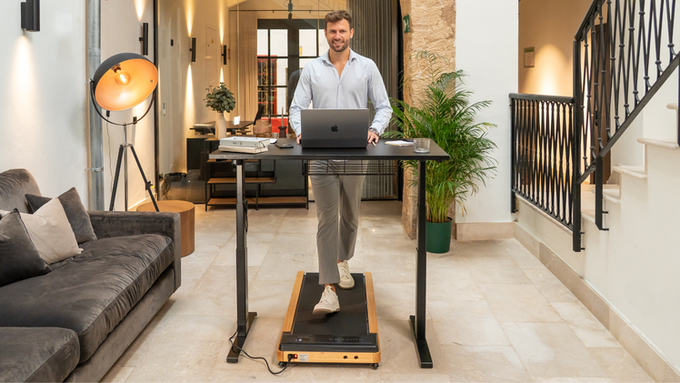 Das Walking Pad K1 l&auml;sst sich unkompliziert verstauen und &uuml;berzeugt mit schickem Design. So bleibt dein Trainingsger&auml;t immer griffbereit und f&uuml;gt sich stilvoll in jede Wohnung ein.