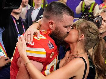 Taylor Swift k&uuml;sst Travis Kelce