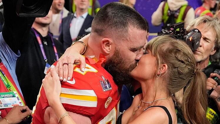 Taylor Swift k&uuml;sst Travis Kelce
