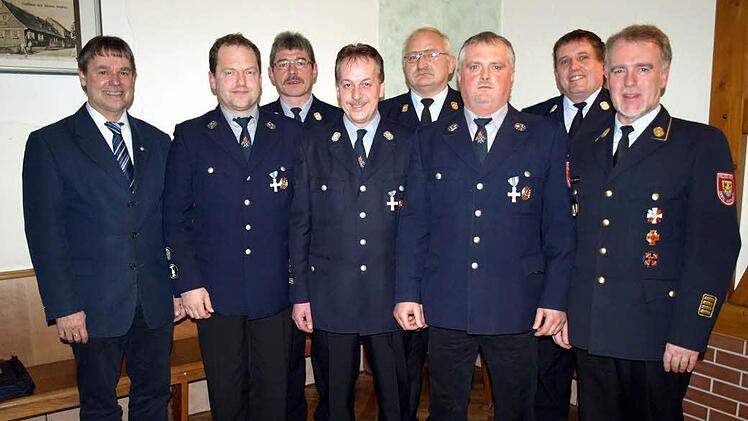 Stellvertretender Landrat Gerhard Wunder (li) zeichnete zusammen mit Kreisbrandrat Joachim Ranzenberger (re) die Kameraden (vorne von links) Stefan Trebes, Fred Gareis und Thomas Kräußling mit dem staatlichen Ehrenkreuz in Silber für 25 Jahre aktiven Dienst aus. Mit im Bild hinten von links: Kommandant Günter Müller, KBI Hans-Ulrich Müller und KBM Hans Stumpf. Foto: Susanne Deuerling