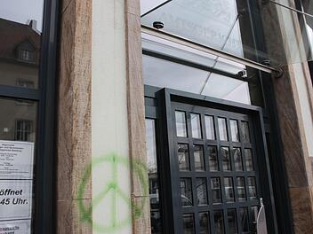 Kein Frieden: Das Gebäude des Bamberger Amtsgerichts ist von bisher Unbekannten mit Parolen beschmiert worden. Foto: Sebastian Martin