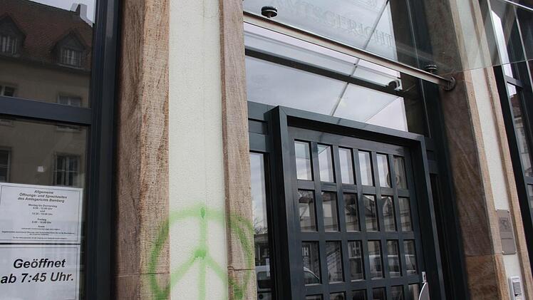 Kein Frieden: Das Gebäude des Bamberger Amtsgerichts ist von bisher Unbekannten mit Parolen beschmiert worden. Foto: Sebastian Martin