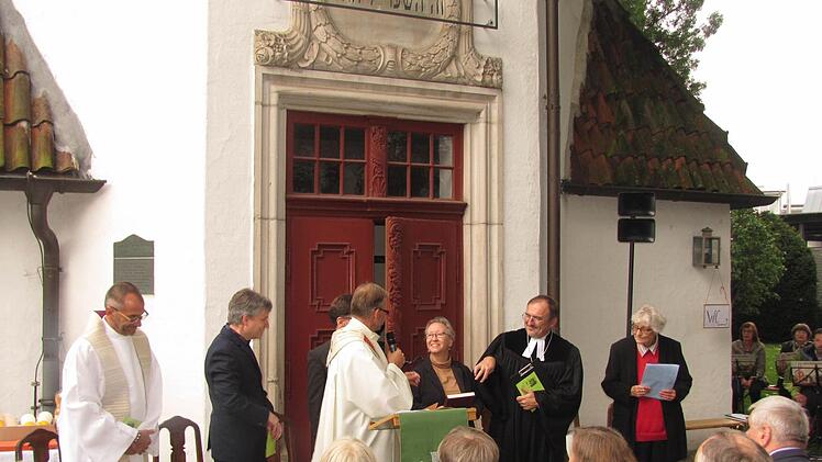 Zahlreiche Gläubige versammelten sich am vergangenen Sonntag vor der St.-Nikolaus-Kapelle am Coburger Rosengarten zu einem ökumenischen Gottesdienst. Von links: Dekan Roland Huth (römisch-katholisch), Wolfgang Graf (alt-katholische), der Baptisten-Pastor Sebatian Thierfelder (verdeckt), der alt-katholische Pfarrer Hans-Jürgen Pöschl, Rabbinerin Dr. Antje Yael Deusel, Dekan Andreas Kleefeld (evangelisch) und Christl Grünberg (alt-katholisch). Foto: Martin Koch