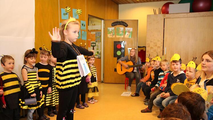 In ihren Bienenkostümen zeigten die Kinder eine Aufführung.