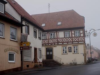 Blick in die Hauptstraße der B 279 mit der engen Abzweigung in Richtung Ortsteil Loh Foto: Günther Geiling