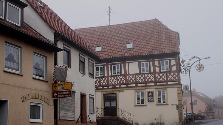 Blick in die Hauptstraße der B 279 mit der engen Abzweigung in Richtung Ortsteil Loh Foto: Günther Geiling