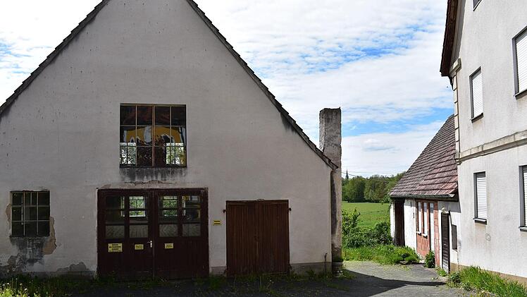 Die alte Scheune wird abgerissen. Foto: Petra Malbrich