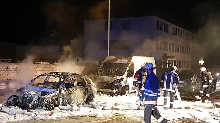 In der Nacht auf Donnerstag löschte die Feuerwehr einen Brand in Schwabach. Foto: NEWS5 / Fechner