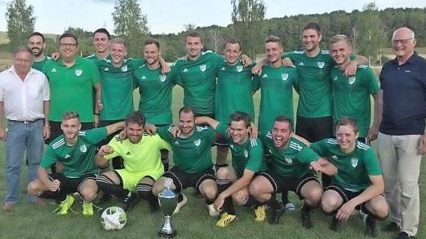 Die siegreichen Fußballer des SV Hofheim, hinten von links: Karl-Heinz Scheuring (Vorstand des Ausrichters SV Ostheim), Spielertrainer Daniel Beyer, SVH-Vorstand Alexander Bergmann, Florian Schubart, Manuel Ankermüller, SpielertrainerTim Wagner, Sven Lurz, Christian Ludwig, Paul Bürkner, Jonas Kötting, Fabian Pendic, Bürgermeister Wolfgang Borst; vorn von links: Jan Hesse, Michael Först, Daniel Hau, Matthias Först, Johannes Hauck, Klaus Hau Foto: Dietz