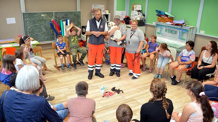 Ferienprogramm Bad Kissingen: Die Johanniter Rettungshundestaffel Schweinfurt zu Besuch beim Generationennetz. Foto: Peter Rauch