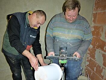 Ein Glücksfall für den TSV Ködnitz ist Holger Göhl (rechts), Vorsitzender und Handwerker in einer Person. Links Ausschussmitglied Peter Hauffe, der ebenfalls kräftig anpackt.  Foto: Werner Reißaus
