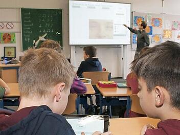 Dennis und Hannes haben ihre Lösung auf das interaktive Whiteboard zu ihrem Klassenlehrer geschickt. In anderen Schulverbänden ist die Arbeit mit den interaktiven Tafeln schon selbstverständlich. Das soll auch im Mittelschulverband Neuenmarkt-Wirsberg Realität werden. Foto: Archiv