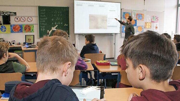 Dennis und Hannes haben ihre Lösung auf das interaktive Whiteboard zu ihrem Klassenlehrer geschickt. In anderen Schulverbänden ist die Arbeit mit den interaktiven Tafeln schon selbstverständlich. Das soll auch im Mittelschulverband Neuenmarkt-Wirsberg Realität werden. Foto: Archiv