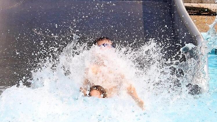 Und Platsch! Derart feuchte Landungen an der Rutsche im Nichtschwimmerbecken sind gewollt und beliebt; dass allerdings auch die Feier zum 50-jährigen Bestehen des Schwimmbads ins Wasser fallen würde, hatte niemand erwartet - bis die Corona-Krise dazwischenkam.