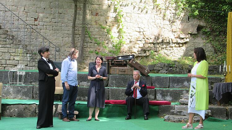 Pläne schmieden, Allianzen eingehen, die wieder zusammenbrechen, der Gerechtigkeit entgehen. Den Eingeschlossenen (v. l.) Elisabeth Lamprecht, Thorsten Korff,  Lydija Macek-Sollfrank, Dieter Moschinsky und Stephania Eideloth sitzt die Angst im Nacken.