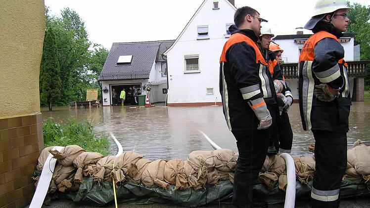 Eine Sandsack-Barriere sollte das Wasser von der Altstadt fern halten. Foto: Andreas Dorsch