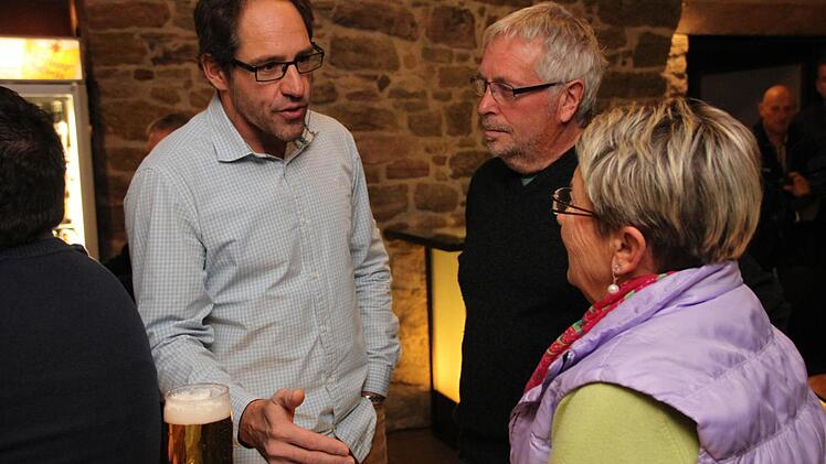 Im Gespräch mit den Bürgern: Bei der Nominierungsversammlung hatten Interessierte auch die Gelegenheit, mit Stefan Lang über die verschiedensten Themen persönlich zu reden. Foto: Markus Reeh