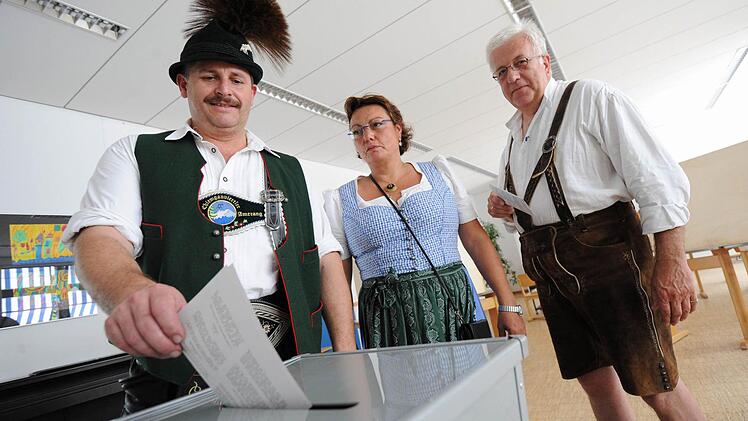 Noch immer ist Kommunalpolitik eine Männerdomäne - im Wahllokal sind Frauen zwar dabei, in den Gremien aber eher selten.Symbolbild: Archiv/dpa