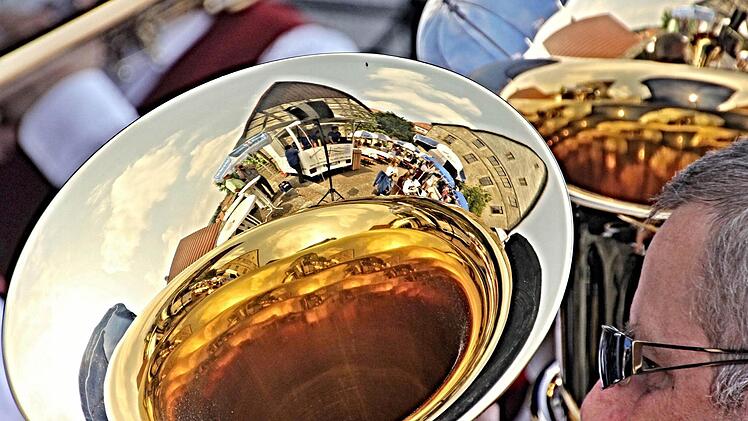 Sauber geputzt. Im Schallstück des Basses spiegelt sich der gesamte Rathausinnenhof mit den umgebenden Gebäuden. Foto: Helmut Will