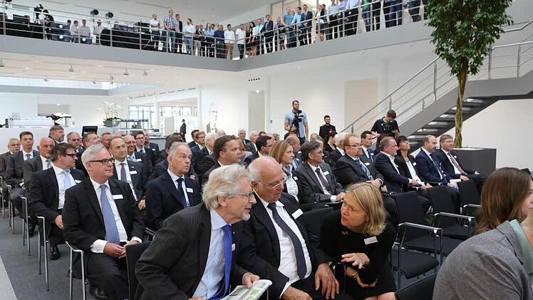 Geladene Gäste im Foyer