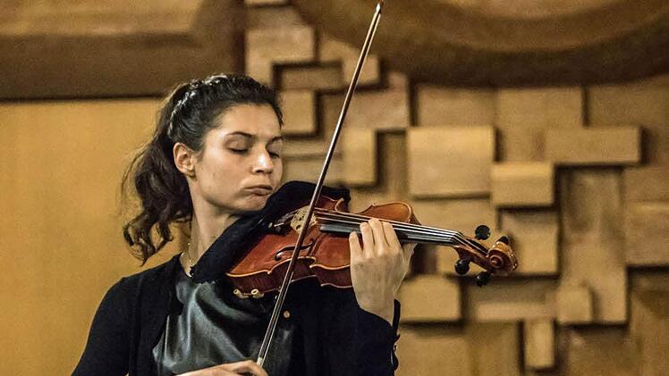 Impressionen vom Rathauskonzert in Neustadt mit Teilnehmern eines Meisterkurses für Violine: Ana Cozma.Foto: Jochen Berger