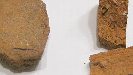 An der Unterseite (linke Scherbe) oder an frischen Bruchkanten kann man den hohen Sandanteil im Ziegel erkennen. Ohne ihn wäre der Ton "zu fett" und würde sich beim Trocknen, spätestens beim Brennen, stark verformen und reißen.  Fotos: Mark Werner