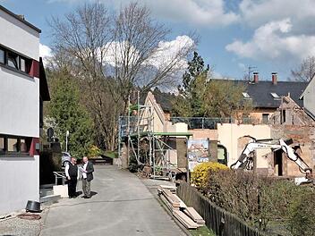 Der Garten- und Landschaftsbau Ramming und Tröster erhielt den Auftrag für die Gestaltung der Außenanlagen zwischen dem Gemeindezentrum "Zur Tanne" (links) und dem Bräuhaus (rechts). Foto: Werner Reißaus