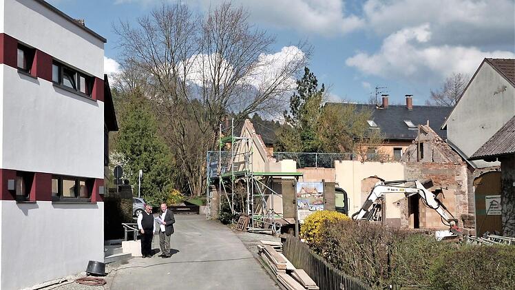 Der Garten- und Landschaftsbau Ramming und Tröster erhielt den Auftrag für die Gestaltung der Außenanlagen zwischen dem Gemeindezentrum "Zur Tanne" (links) und dem Bräuhaus (rechts). Foto: Werner Reißaus