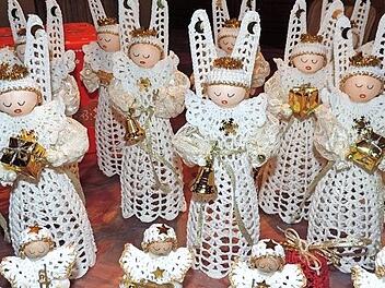 Babette Amons geh&auml;kelte Engel werden am Sonntag im Pfarrheim von St. Georg verkauft. Foto: Dieter Gropp