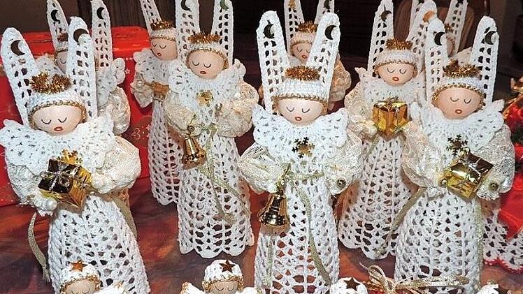 Babette Amons geh&auml;kelte Engel werden am Sonntag im Pfarrheim von St. Georg verkauft. Foto: Dieter Gropp