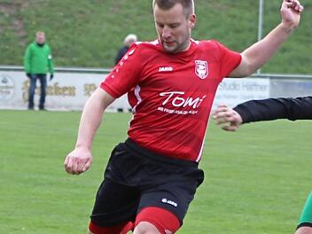 Der Eberner Dominik Hümmer schlägt einen langen Ball nach vorne. Die Turner setzten sich am Freitagabend dank eines starken Schlussspurtes mit 3:1 gegen den SV Türk Gücü Neustadt durch.  Foto: Wolfgang Dietz