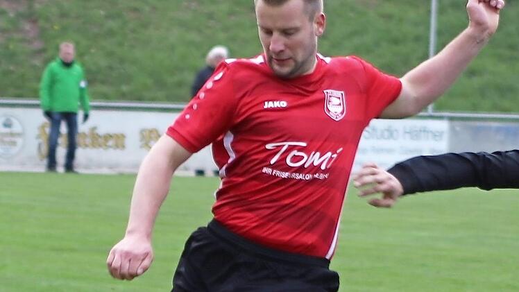 Der Eberner Dominik Hümmer schlägt einen langen Ball nach vorne. Die Turner setzten sich am Freitagabend dank eines starken Schlussspurtes mit 3:1 gegen den SV Türk Gücü Neustadt durch.  Foto: Wolfgang Dietz
