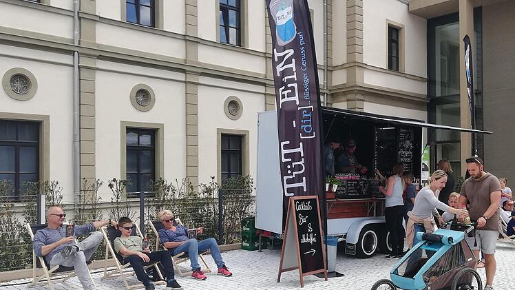 Bummeln, Schauen, Ausruhen oder das Gespräch mit Freunden prägten am Feiertag das ungewöhnliche Stimmungsbild im Innenhof des LuitpoldbadesSigismund von Dobschütz