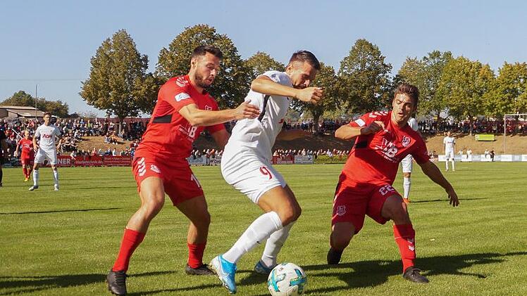 Kasim Rahibic (Mitte) wird in dieser Szene von Timo Pitter (links) und Michael Kraus gedoppelt. Foto: Rudi D&uuml;mpert
