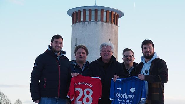 Unser Bild zeigt die neuen Trainer des FV Rannungen mit Andreas Berninger (links) und Benjamin Kaufmann (rechts) mit dem aktuellen Coach Werner Dreßel (Bildmitte).  Flankiert wird das Trio von den Vorstandsmitgliedern Frank Hoffmann vom TSV Pfändhausen (hinten links) und Dominik Hüllmantel vom TSV Rannungen. Im Hintergrund der Rannunger Wasserturm. Foto: Jürgen Schmitt