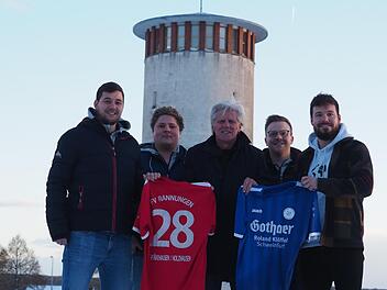 Unser Bild zeigt die neuen Trainer des FV Rannungen mit Andreas Berninger (links) und Benjamin Kaufmann (rechts) mit dem aktuellen Coach Werner Dreßel (Bildmitte).  Flankiert wird das Trio von den Vorstandsmitgliedern Frank Hoffmann vom TSV Pfändhausen (hinten links) und Dominik Hüllmantel vom TSV Rannungen. Im Hintergrund der Rannunger Wasserturm. Foto: Jürgen Schmitt