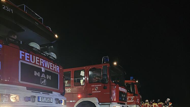 Über 280 Kräfte im Einsatz: Großeinsatz bei Brand in Metallfirma in Mistelgau