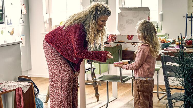 Eine Begegnung auf Augenhöhe? Nicht ganz. Aber wie sich in "Enkel für Fortgeschrittene" zeigt, können die Alten durchaus noch einiges von den Jungen lernen. So wie Philippa (Barbara Sukowa) von ihrer Enkelin.