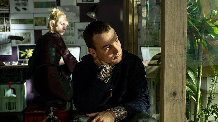 Jan (Leonard Scheicher) rutscht in der Beziehung mit Alice (Lia von Blarer) immer weiter in eine schizophrene Krise.