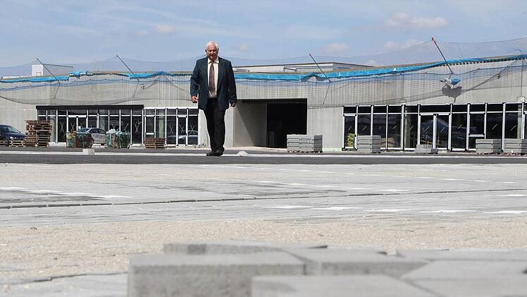 An Parkplätzen mangelt es nicht: Über 600 Autos können künftig zwischen Kaufland und Mücke  in Bischberg abgestellt werden. Bürgermeister Johann Pfister freut sich schonauf die Eröffnung des Main-Regnitz-Centers.   Foto: Michael Gründel