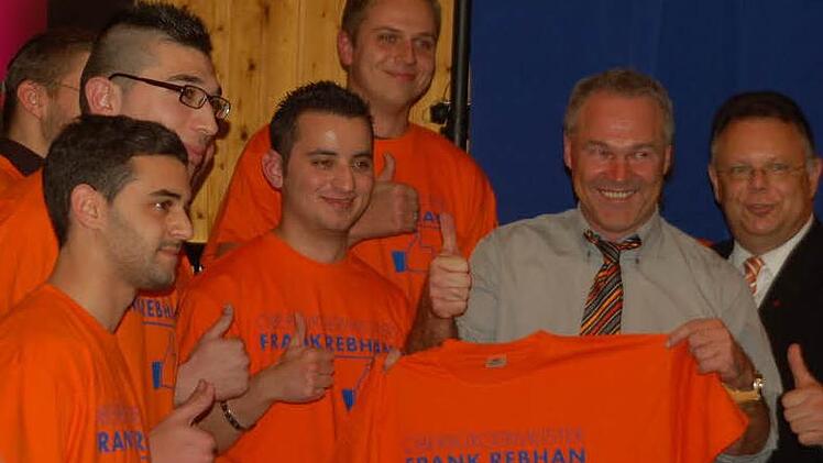 Die Neustadter Jusos überreichten ein T-Shirt an den Oberbürgermeister.